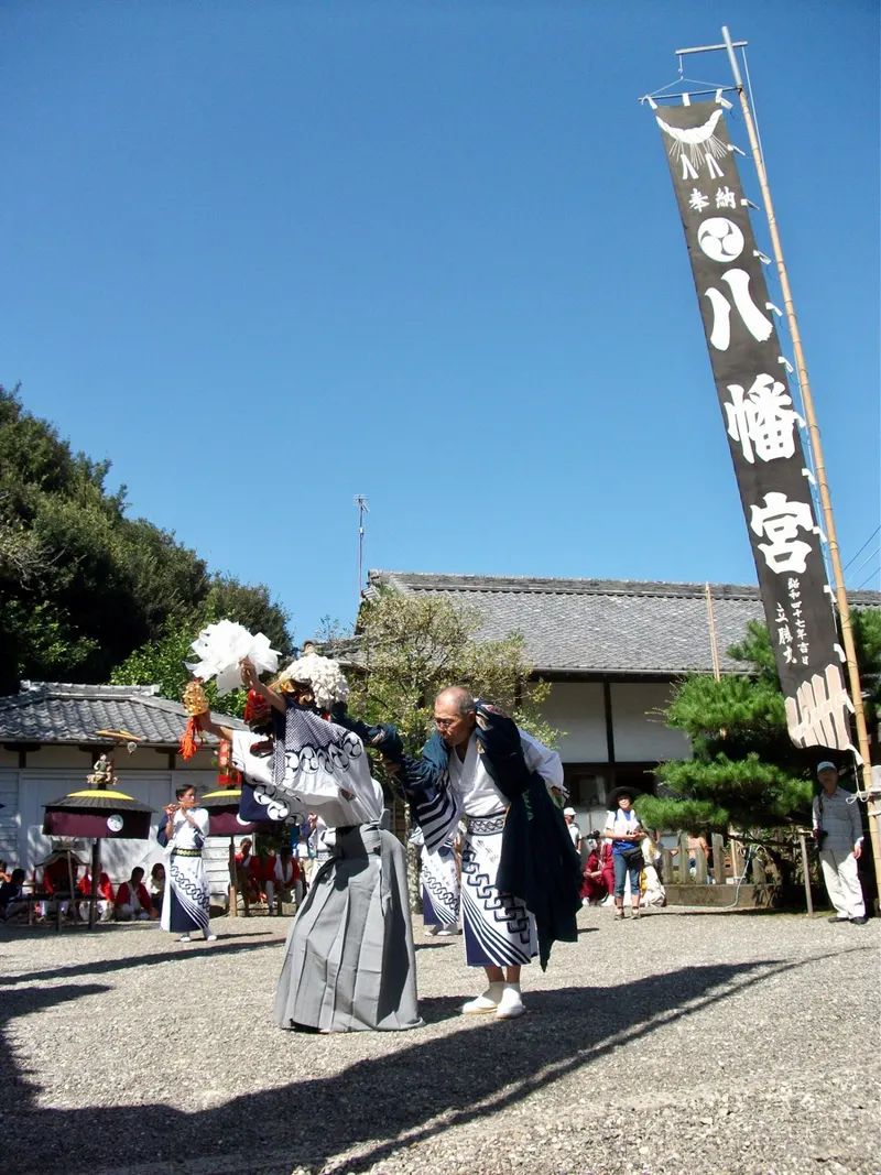 神社の境内で行われる獅子神楽