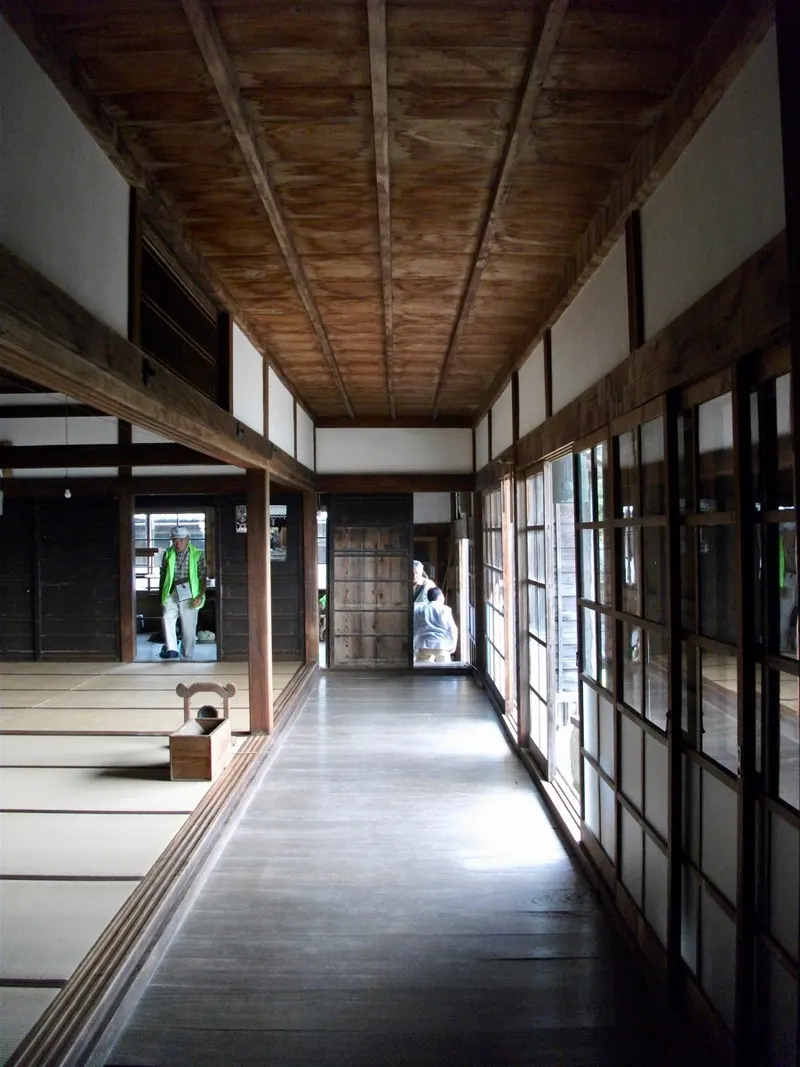 さつきとメイの家っぽい赤い屋根の家