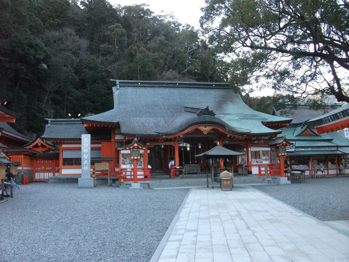 熊野那智大社の朱塗りの社殿