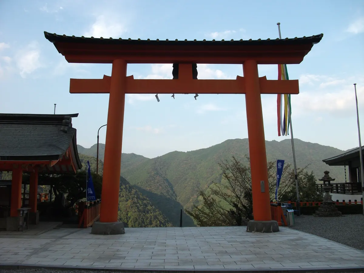 大鳥居越しに望む那智の山並み
