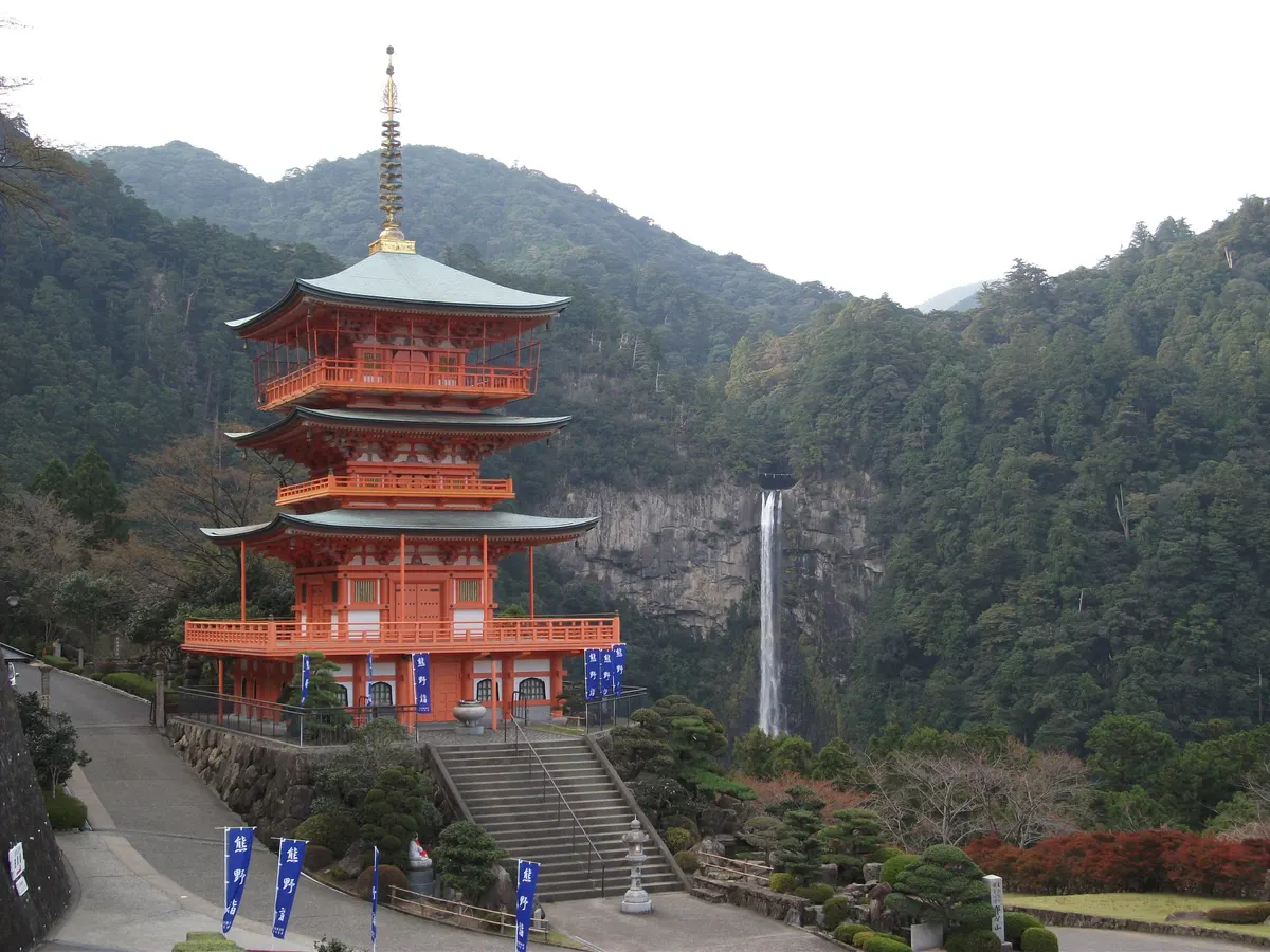 三重塔と背後に見える那智の滝