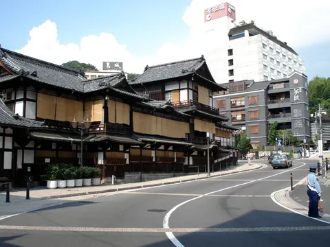 道後温泉横の道