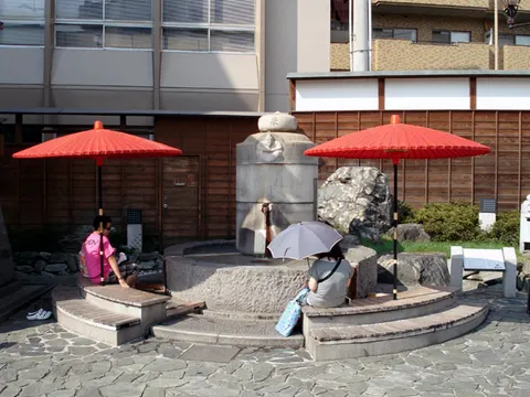 道後温泉からくり時計横の足湯