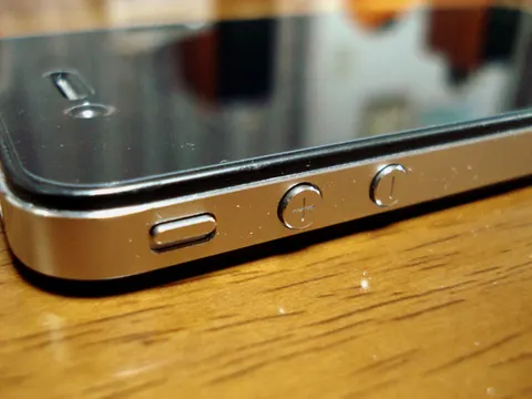 iPhone4音量ボタン付近