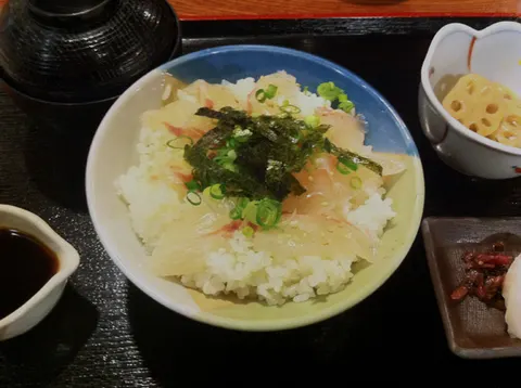 刺身をのせた鯛飯