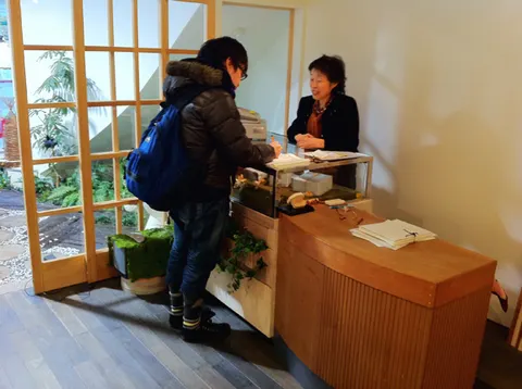 和紙の店で店員さんと談笑するちゃんぽんさん