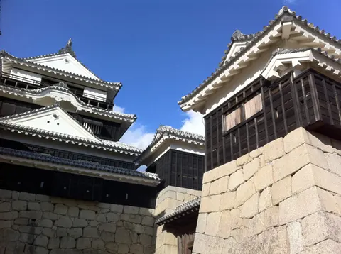 松山城の天守と石垣