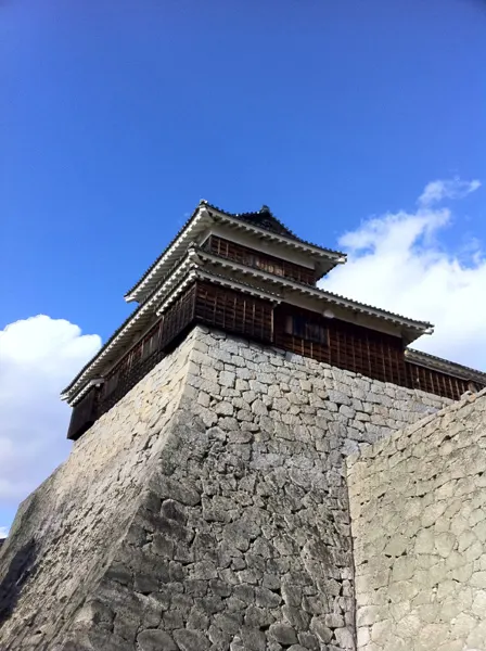 石垣の下から見上げた松山城天守