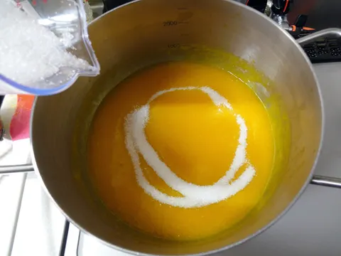 煮込んだみかんにグラニュー糖を加える
