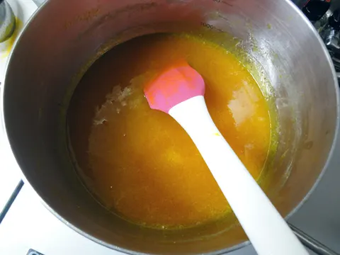 ヘラで混ぜながら弱火で煮込む